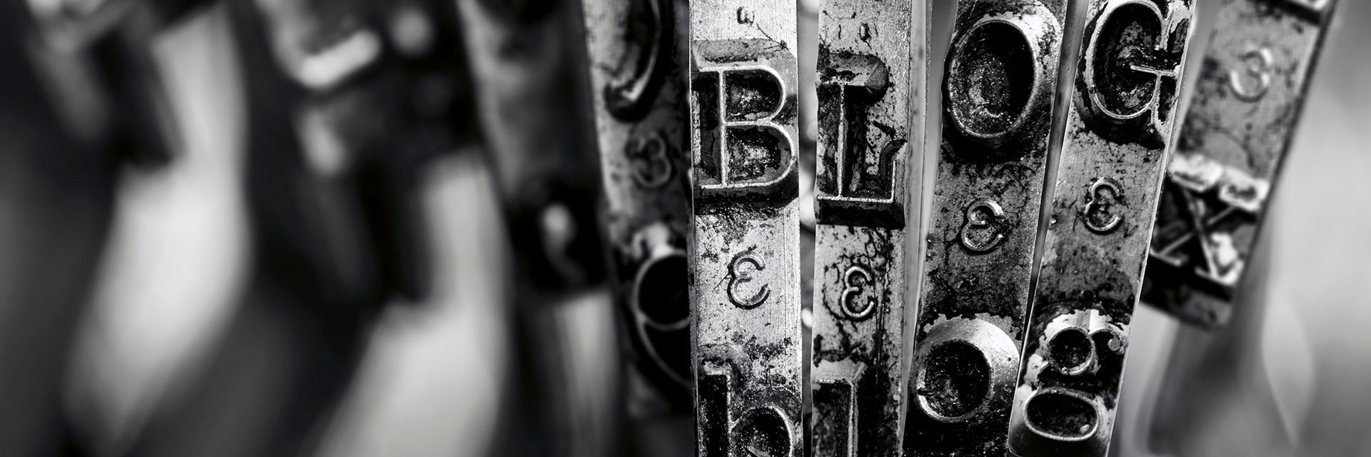 typewriter hammers spelling out "BLOG"